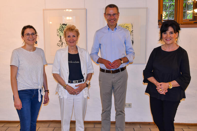 Miriam Erb von der st&auml;dtischen Kulturabteilung, Uschi Zoller von der Galerie Z, B&uuml;rgermeister Dr. Maximilian Ingenthron und Sabine Heil, Regionaldirektorin der VR Bank S&uuml;dpfalz, bei der Er&ouml;ffnung der 2. KUNST.NACH(T).LANDAU. 