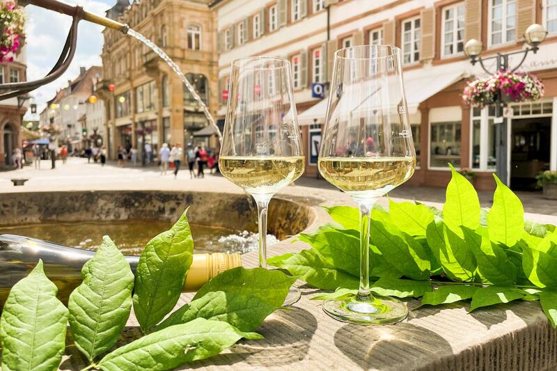 Wein verbindet: Beim Weinerlebnis Landau S&uuml;dliche Weinstra&szlig;e sind in diesem Jahr auch Winzerinnen und Winzer aus dem Ahrtal zu Gast. 