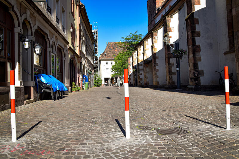 Drei Pfosten unterbinden jetzt den Schleichverkehr von der Martin-Luther-Stra&szlig;e &uuml;ber den Stiftsplatz in die Westbahnstra&szlig;e.