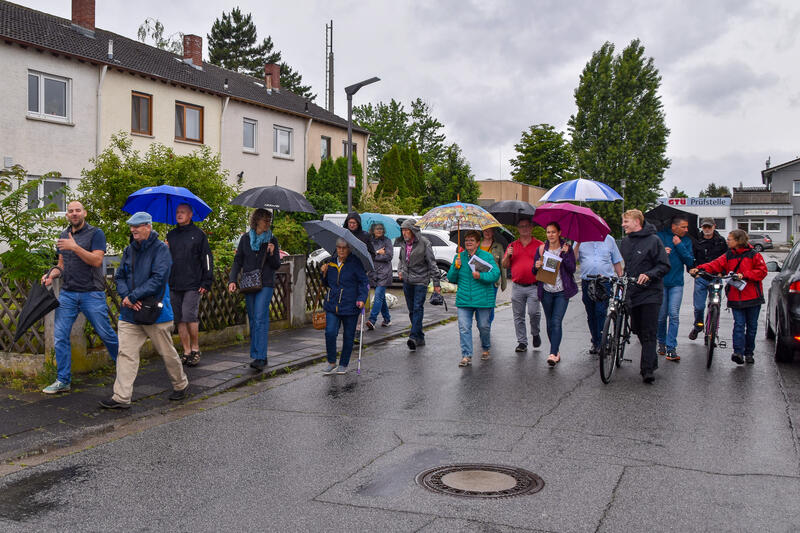 St&auml;dtebauf&ouml;rderprogramm &raquo;Sozialer Zusammenhalt&laquo;: Mehr als 20 Bewohnerinnen und Bewohner trotzten dem regnerischen Wetter und nahmen am ersten Stadtteilspaziergang durch den Horst teil. 