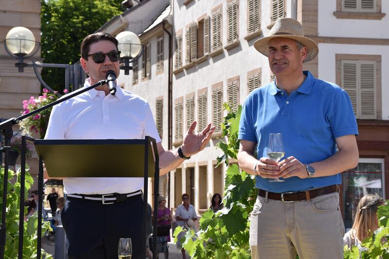 OB Thomas Hirsch (l.) und Landrat Dietmar Seefeldt bei der Er&ouml;ffnung des Weinerlebnis Landau S&uuml;dliche Weinstra&szlig;e. 