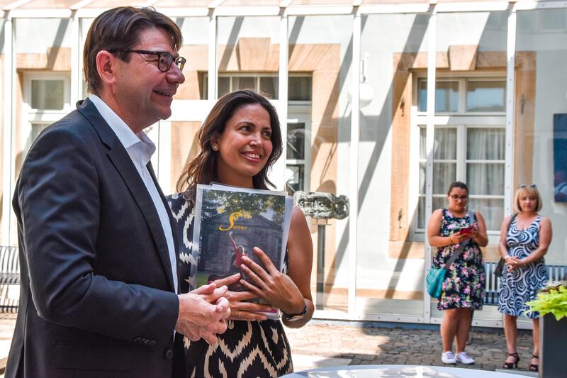 Acht Frauen, zw&ouml;lf M&auml;nner sowie zw&ouml;lf Kinder bzw. Jugendliche wurden jetzt im Landauer Rathaus eingeb&uuml;rgert.