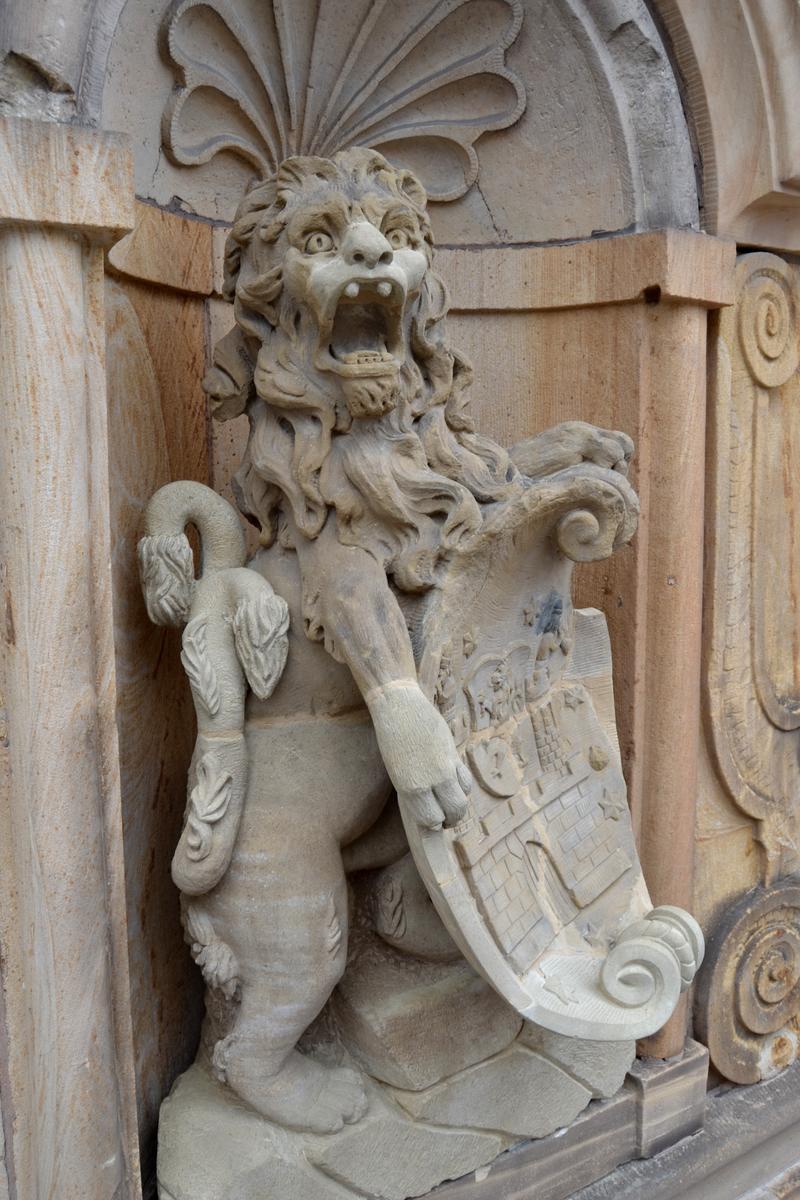 Stolzes Tier: Das Abbild eines bayrischen L&ouml;wen mit Landauer Stadtwappen in den Pfoten zierte lange Jahre das Stadtmuseum in der K&ouml;nigstra&szlig;e, bevor es im II. Weltkrieg eingelagert wurde. Nun kehrte die Statue an ihren angestammten Platz am heutigen Stadtb