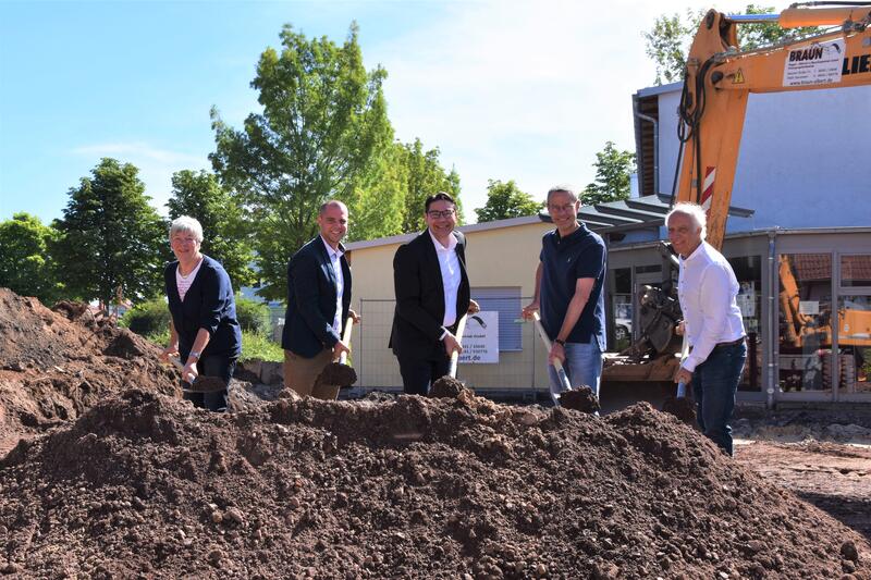 Die fr&uuml;here Ortsvorsteherin Petra Bechtold, Ortsvorsteher Florian Maier, OB Thomas Hirsch, B&uuml;rgermeister Dr. Maximilian Ingenthron und Dorfentwicklungspartner Jochen Blecher (v.l.n.r.) beim symbolischen ersten Spatenstich f&uuml;r die &raquo;Neue Mitte&laquo; in Dammheim.