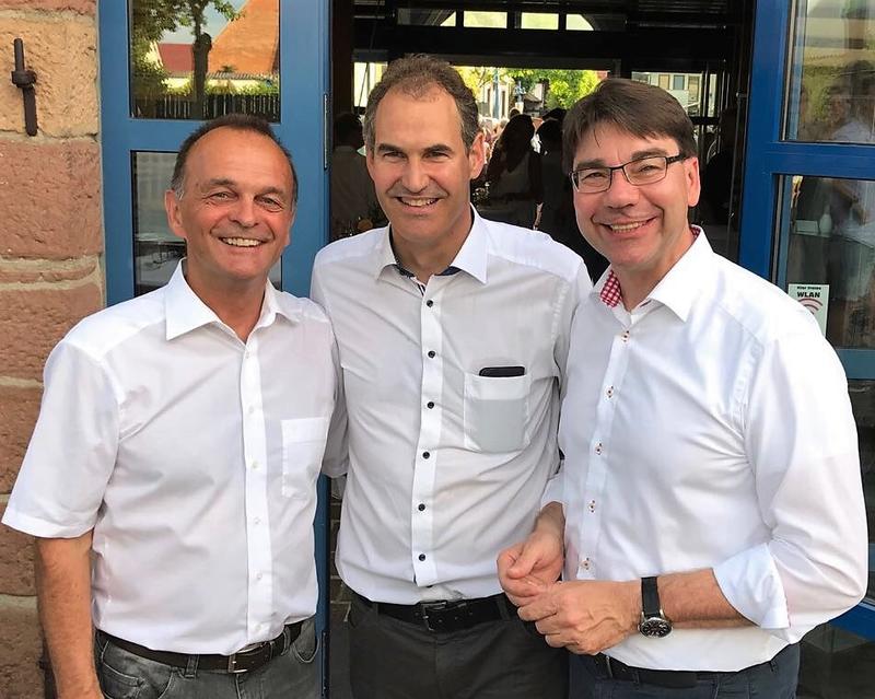 Landaus Oberb&uuml;rgermeister Thomas Hirsch (r.) und Dr. Fitz Brechtel, Landrat des Landkreises Germersheim (l.) gratulieren Dietmar Seefeldt zu dessen Wahl zum Landrat des Landkreises S&uuml;dliche Weinstra&szlig;e. 