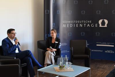 Bild vergr&ouml;&szlig;ern: OB Thomas Hirsch und Moderatorin Janine Arendt auf dem Podium bei den S&uuml;dwestdeutschen Medientagen.