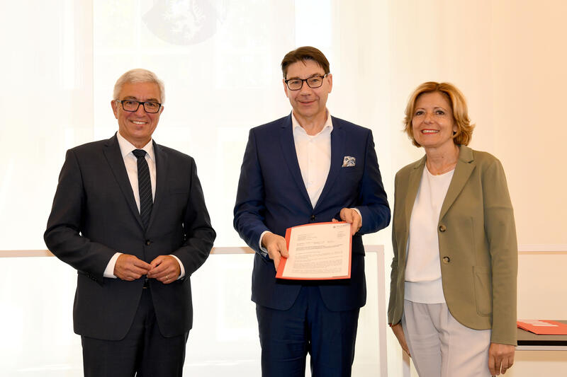 Innenminister Roger Lewentz, Landaus OB Thomas Hirsch und Ministerpr&auml;sidentin Malu Dreyer (v.l.n.r.) bei der Feierstunde in Mainz. 