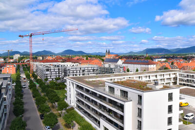 Bild vergr&ouml;&szlig;ern: Der Blick vom Gesundheitszentrum MEDIVICUS auf die Stadt Landau. Deutlich zu erkennen: An &raquo;allen Ecken und Enden&laquo; wird gebaut; es entsteht sowohl Wohnen als auch Gewerbe.
