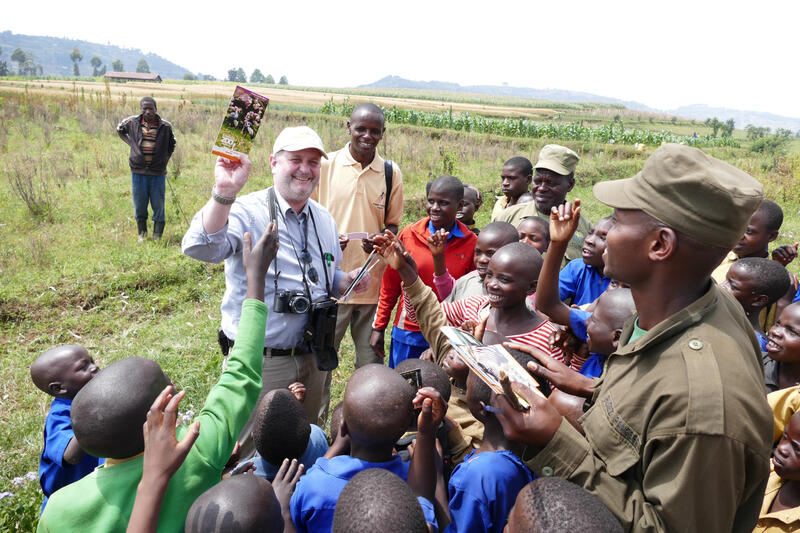 Zoodirektor Heckel, Ranger und Kinder eines Umweltclubs in Ruanda