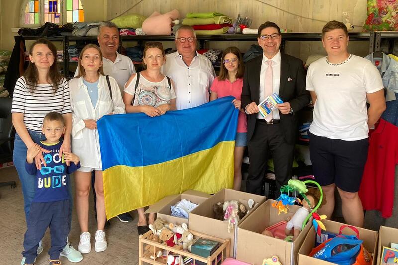 OB Thomas Hirsch (2.v.r.) stattete der Landauer Fl&uuml;chtlings-Community &raquo;I am Ukraine&laquo; in ihrem Treffpunkt in der Poststra&szlig;e jetzt einen Besuch ab.