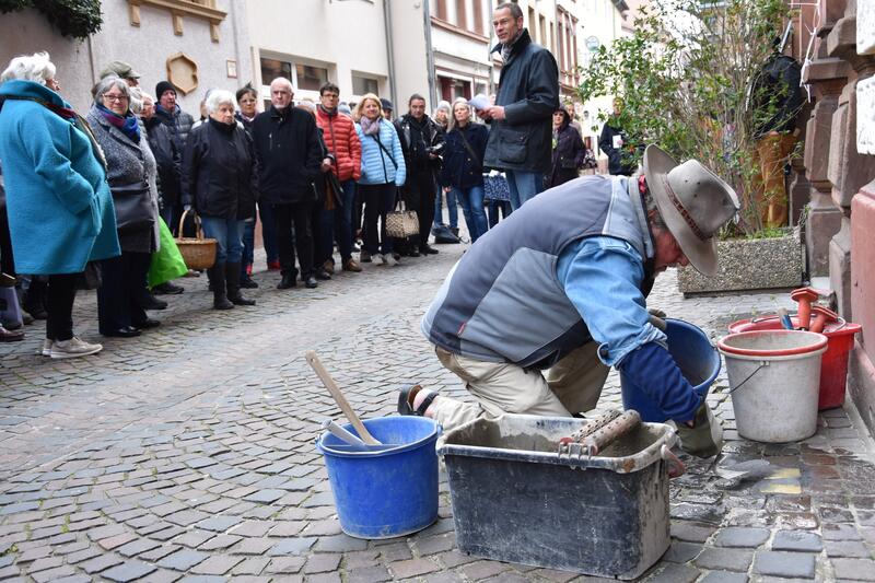 Der K&ouml;lner K&uuml;nstler Gunter Demnig verlegt &uuml;berall in Europa Stolpersteine zum Gedenken an die Opfer der NS-Diktatur. 