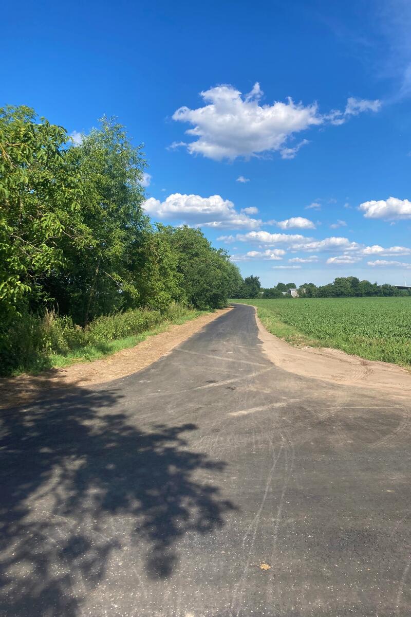 Die Stadt Landau hat den Wirtschaftsweg zwischen der Kraftgasse und der Autobahn entlang des Birnbachs neu asphaltiert.