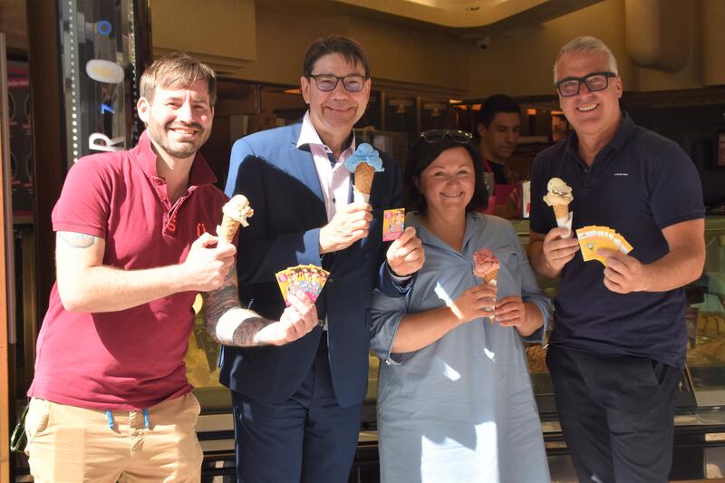 Oberb&uuml;rgermeister Thomas Hirsch (2. v. l.) und Andrea Bindrich vom Stadtmarketing Landau gemeinsam mit Martin Kolb (links) und Sandro Zandonella (rechts) vor dem Eiscaf&eacute; Palazzo Sandro in der Kronstra&szlig;e. 