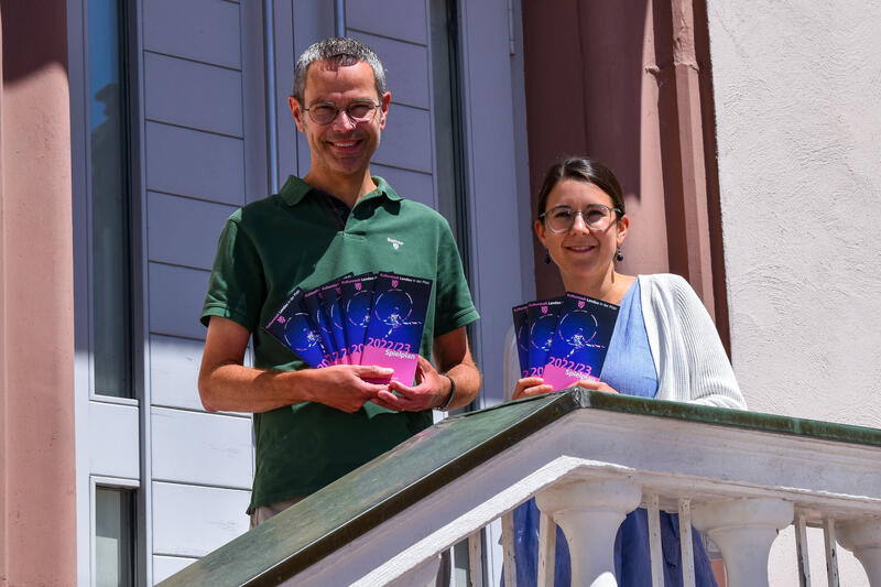 Freuen sich auf die neue Spielzeit 2022/2023: Kulturdezernent Dr. Maximilian Ingenthron und Miriam Erb, stellvertretende Leiterin der st&auml;dtischen Kulturabteilung. 